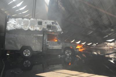 Bomberos incendio fábrica 17