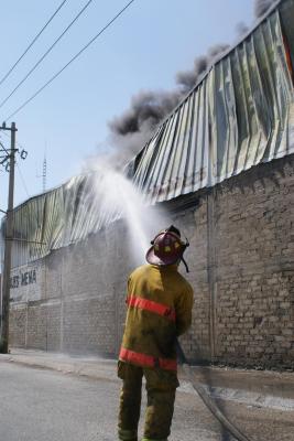  Bomberos incendio fábrica 6