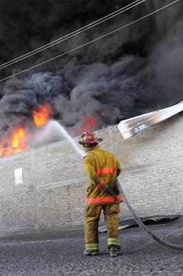  Bomberos incendio fábrica 12