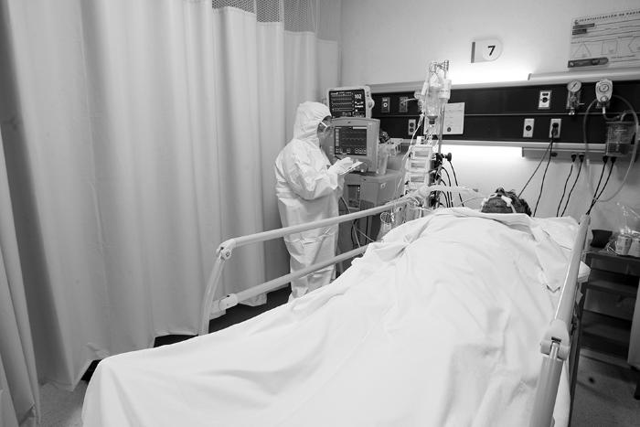 Médico revisa el estado de salud de un paciente en vísperas de Navidad
