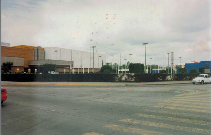 Vista de Poliforum León, antes conocido como el Centro de Exposiciones y Convenciones (CEC), Ca. 90's