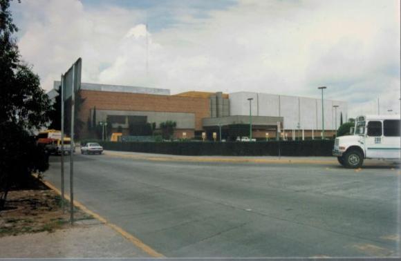 Vista del Centro de Exposiciones y Convenciones (CEC) Ca.90's, hoy Poliforum León.