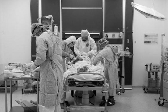 Médicos canalizan a paciente covid en área de hospital 