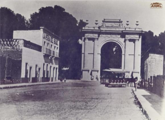 Arco de la Calzada de los Héroes en calle Real de Guanajuato, (Ca.1896)