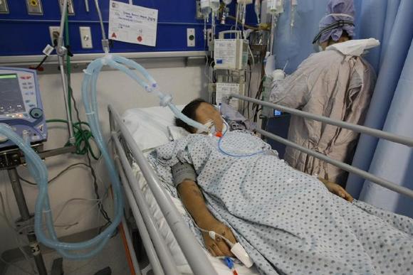 Médico monitorea a paciente con respirador