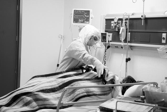 Personal de salud tapando a paciente para evitar el frio 