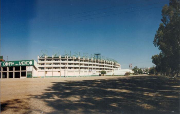 Estadio León. 1997, vista de un costado del Estadio. 