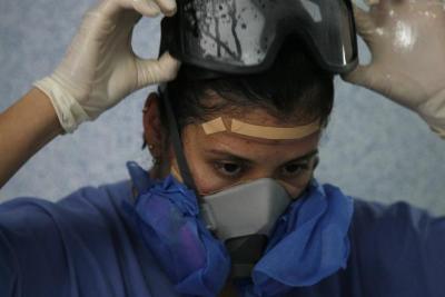 Mujer médico muestra las marcas del equipo contra covid en su rostro 