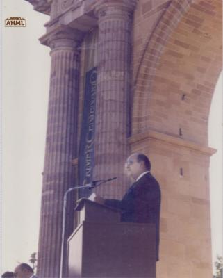 El cronista de la ciudad Arturo Navarro Valtierra en la celebración del Primer Centenario del Arco de la Calzada de los Héroes (20 de junio de 1996) 