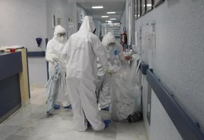 Grupo de médicos separan las prendas contaminadas del área covid-19 