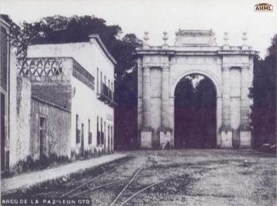 Arco de la Calzada de los Héroes, (Ca. 1896) 