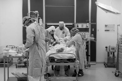 Médicos canalizan a paciente covid en área de hospital 