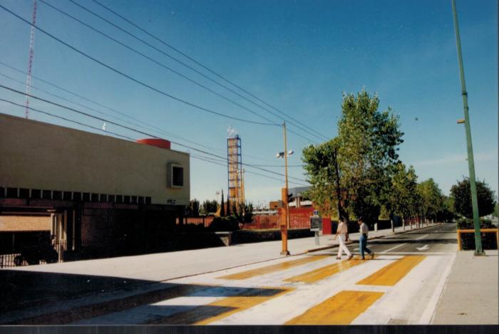 Cruce peatonal hacia recinto de la Feria de León, Ca.90's