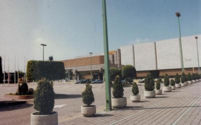 Fachada de Poliforum León en la década de los 90's