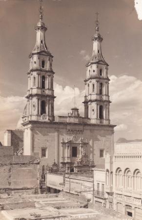 Postal de la fachada y torres de la Catedral en 1940