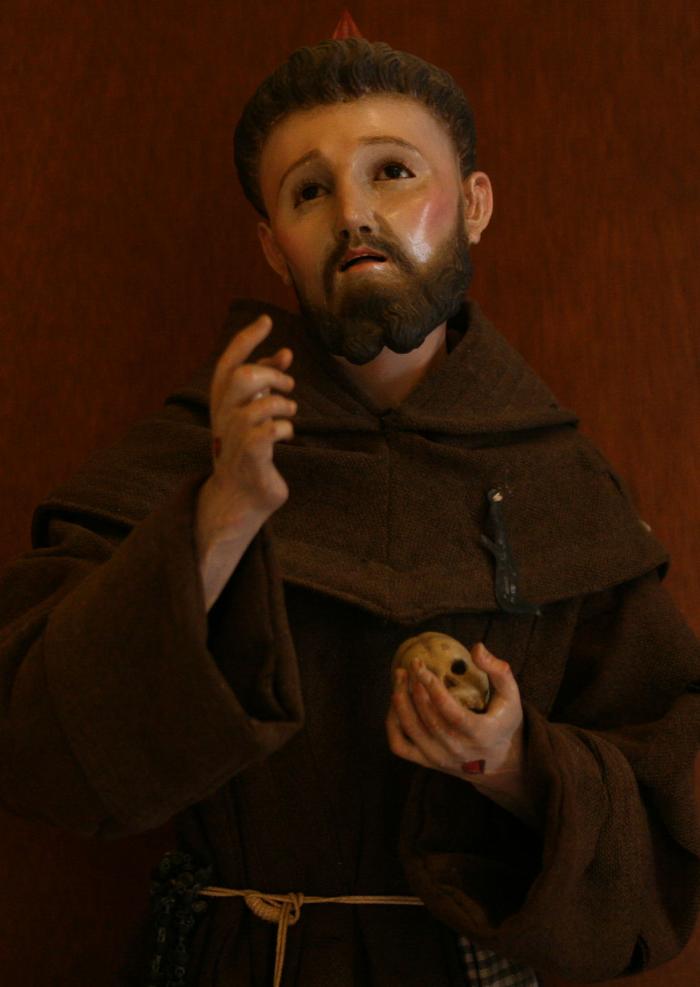 Escultura de San Francisco de Asís en el Museo de Arte Sacro de León