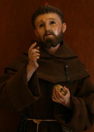 Escultura de San Francisco de Asís en el Museo de Arte Sacro de León