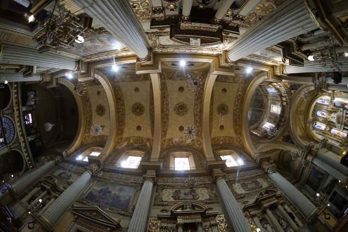 Nave central de la Catedral Basílica con efecto ojo de pez