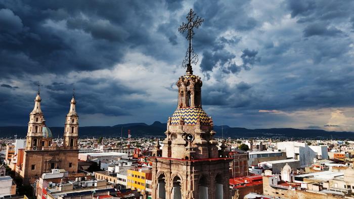 Torre de la Parroquia del Sagrario y fachada de la Catedral Basílica