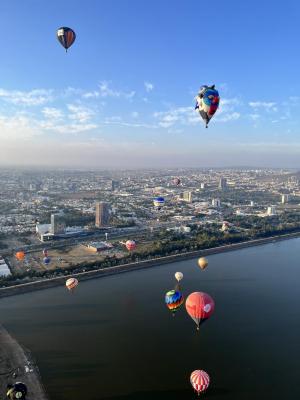 FIG 2023, globos aerostáticos sobrevuelan la presa El Palote