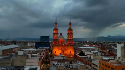 Fachada principal y torres de la Catedral de León al atardecer