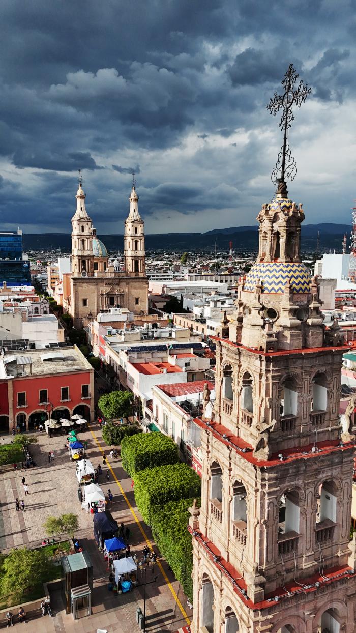 Torres de la Catedral de León y torre de la Parroquia del Sagrario