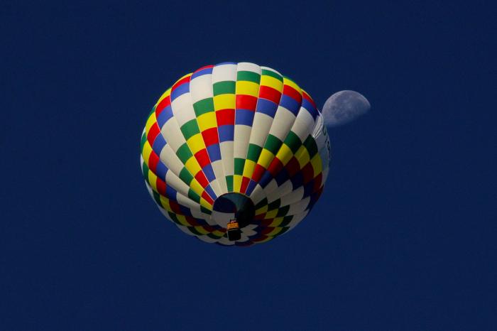 FIG 2019, despegue de globo y luna de fondo
