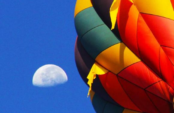 FIG 2019, detalle de globo y luna de fondo