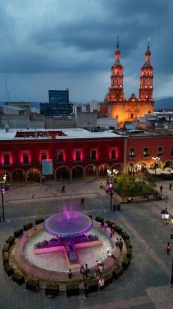 Vista aérea de la Fuente de los Leones, Casa de la Cultura y Catedral 