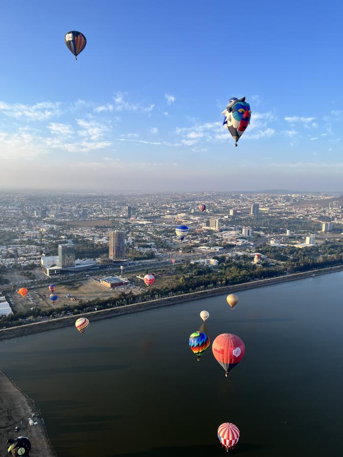 FIG 2023, globos aerostáticos sobrevuelan la presa El Palote