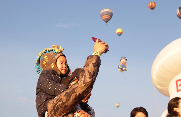 FIG 2019, niño disfruta despegue de globos