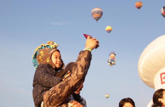 FIG 2019, niño disfruta despegue de globos