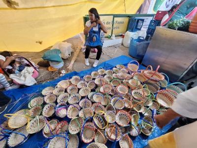 Vendedora de canastas de mimbre en la Fiesta de los panecitos 