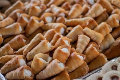 Mini conos rellenos de crema pastelera