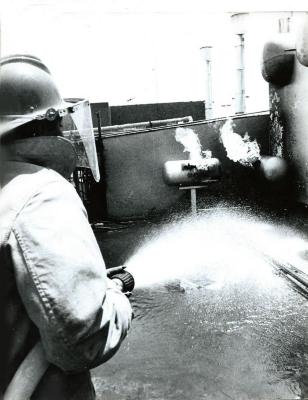 Bombero apaga incendio de tanques estacionarios 