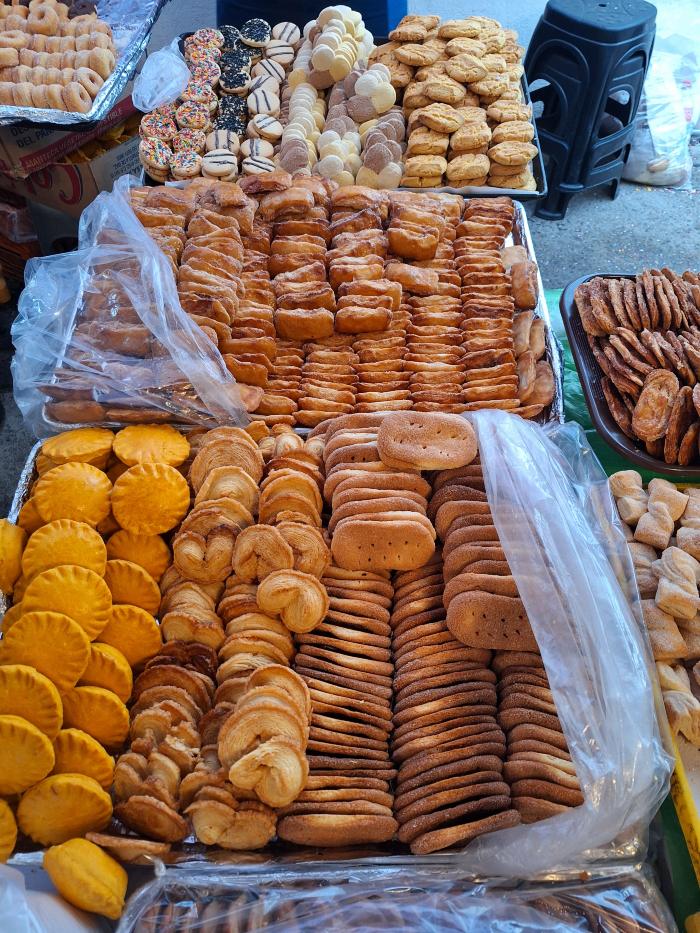 Charola con variedad de galletas y panecitos 