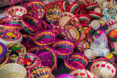 Coloridas canastas de mimbre 