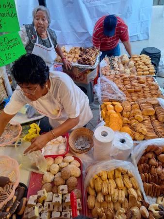 Venta de panecitos en Barrio Arriba 