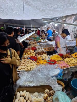 Vendedores de panecitos en el Barrio Arriba 