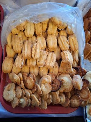 Charola con galletas rellenas de crema pastelera y orejitas