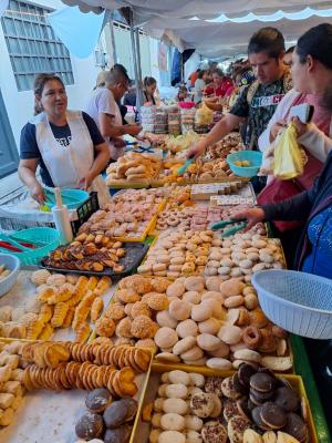 Compradores de panecitos en Barrio Arriba 