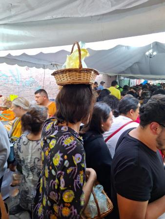  Joven con canasta de mimbre en la cabeza 