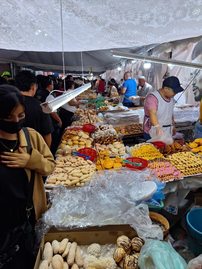 Vendedores de panecitos en el Barrio Arriba