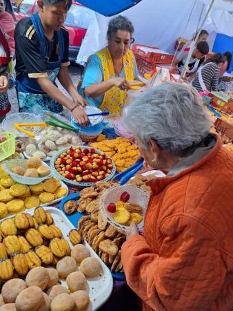 Mujer mayor elige panecitos 