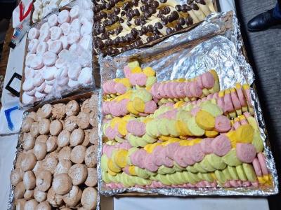
 Charola con polvorones tricolor 


