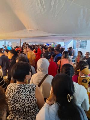 Aglomeración en pasillo durante la Fiesta de los Panecitos  