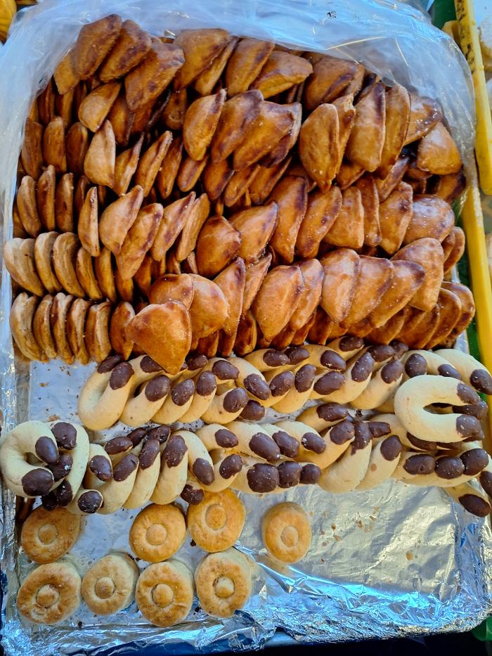 Charola con empanadas dulces, herraduras y bisquets