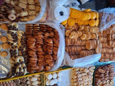 Charolas con variedad de panecitos y galletas 
