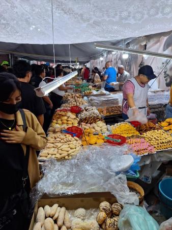 Vendedores de panecitos en el Barrio Arriba 
