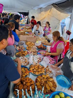 Compradores eligen sus panecitos  